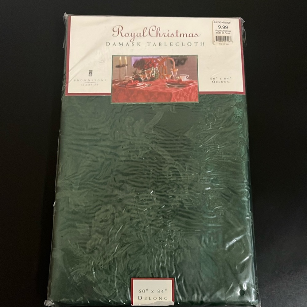 NWT Dillards green Damask tablecloth